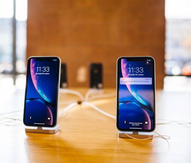 Paris, Fransa - 26 Ekim 2018: En son beyaz iphone Xr akıllı telefon Apple Store bilgisayarlarda sıvı Retina Lcd ekran üzerinde çeşitli bilgi ile denize indirmek gün boyunca