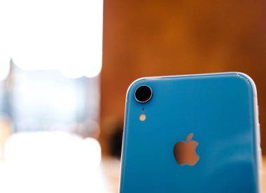 Paris, Fransa - 26 Ekim 2018: En son iphone Xr akıllı telefon Apple Store bilgisayarlarda tek kamera arka üzerinde odaklanma ile denize indirmek gün boyunca