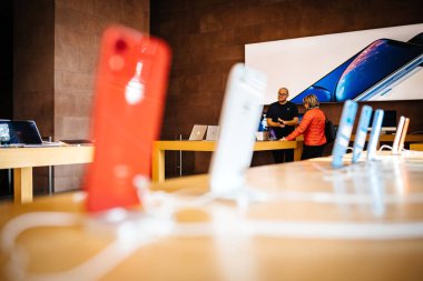 Paris, Fransa - 26 Ekim 2018: En son iphone Xr akıllı telefon Apple Store bilgisayarlarda denize indirmek gün ve müşteri yeni laptop Apple Geniucs satın alma sırasında