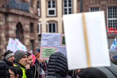 Strasbourg, Fransa - 22 Mar 2018: Place Kleber Cgt genel Konfederasyonu işçi gösteri sırasında kare toplama insanlar Macron Fransız hükümet dize reformların - insanlar karşı protesto