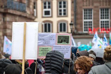 Strasbourg, Fransa - 22 Mar 2018: Place Kleber Cgt genel Konfederasyonu işçi gösteri sırasında kare toplama insanlar Macron Fransız hükümet dize reformların - insanlar karşı protesto