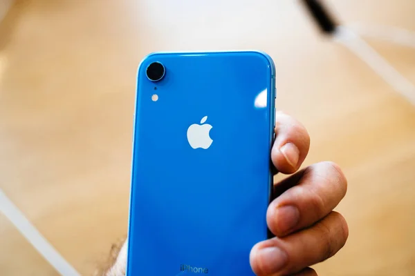 Париж Франция Окт 2018 Мужчина Держит Руках Новейший Синий Смартфон — стоковое фото