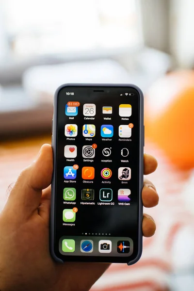 フランス 2018 男の家庭環境で新しい Iphone スマート フォンを保持 — ストック写真