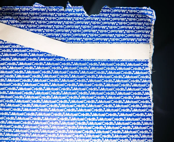 青い色で内側に印刷された複数のクレジット クレディカ所銀行と壊れた封筒のパリ フランス 2018 — ストック写真