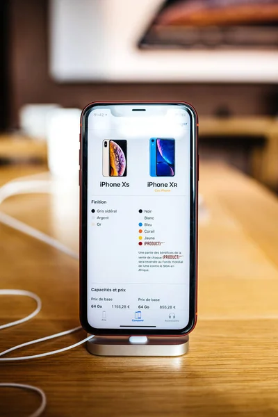 法国巴黎 2018年10月26日 推出当天苹果应用商店电脑上最新的 Iphone 智能手机特写镜头 网站比较 价格规格 — 图库照片