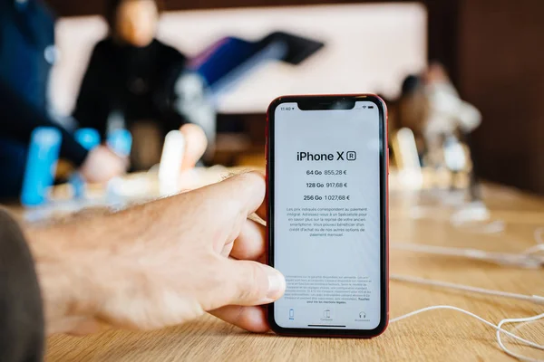 法国巴黎 2018年10月26日 最新的 Iphone 智能手机在苹果商店电脑推出日推出日与所有价格 128 256 存储选项价格欧元 — 图库照片