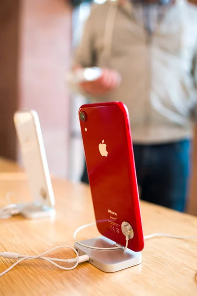 París Francia Octubre 2018 Vista Lateral Del Último Teléfono Inteligente —  Fotos de Stock