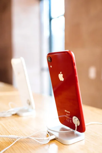 法国巴黎 2018年10月26日 苹果商店电脑上有光泽的红色最新 Iphone 智能手机的侧视图 闪亮的银型 — 图库照片