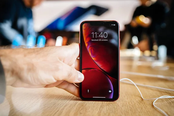 Paris Fransa Ekim 2018 Erkek Ahşap Masa Son Kırmızı Iphone — Stok fotoğraf