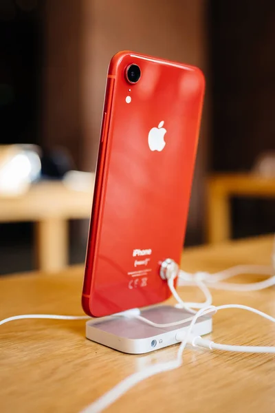 光沢のある鮮やかな赤い最新 Iphone スマート フォンのアップルコンピューター ストアで発売日の間にパリ フランス 2018 フォーカス — ストック写真