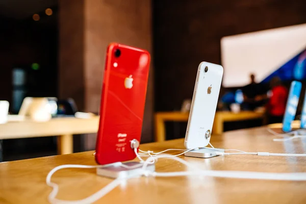 Paříž Francie Říjen 2018 Poslední Nová Lesklý Červený Iphone Smartphone — Stock fotografie