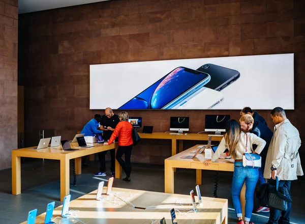 París Francia Octubre 2018 Los Clientes Compras Apple Store Adimiring — Foto de Stock