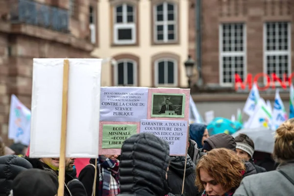 プラース クレベール労働デモの Cgt の一般的な連合の中に正方形に集まる人々 が改革 のマカロン フランス政府文字列に対して抗議ストラスブール フランス 2018 — ストック写真