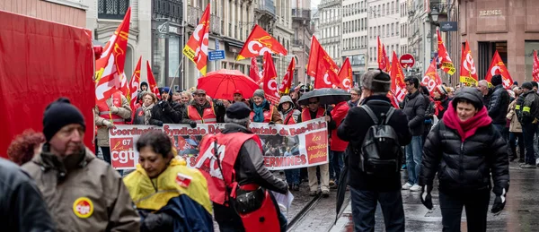 ストラスブール フランス 2018 Cgt デモのプラカードを持つ労働の労働者の一般的な連合は抗議改革 中央の街頭デモのマカロン フランス政府文字列 — ストック写真