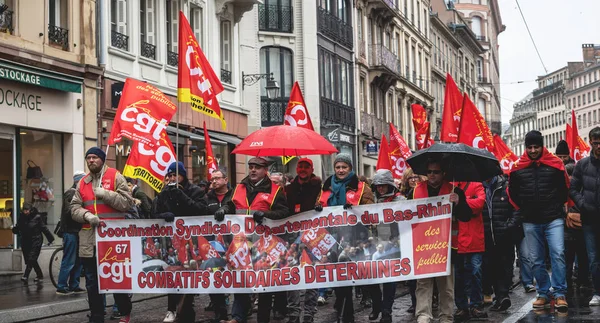 ストラスブール フランス 2018 Cgt デモのプラカードを持つ労働の労働者の一般的な連合は抗議改革 大きなバナーを持つ人々 のマカロン フランス政府文字列 — ストック写真