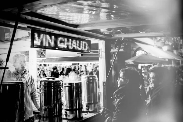 Duas mulheres adultas comprando vinho quente no Mercado de Natal — Fotografia de Stock