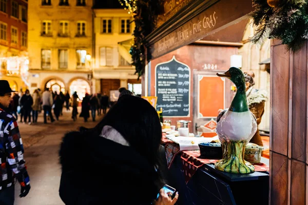 Kvinna shopping för gåslever på Julmarknad i Strasbourg — Stockfoto