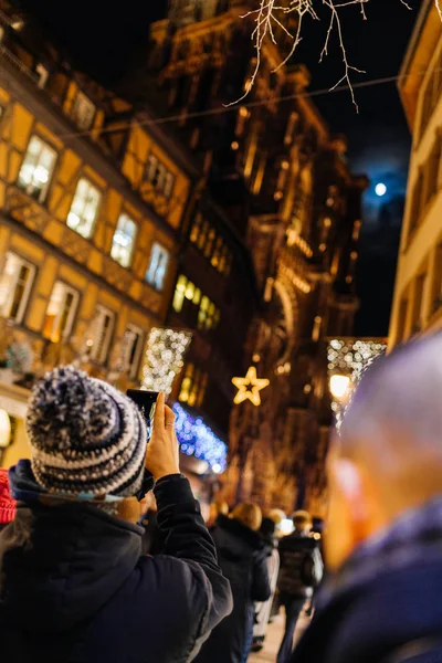 Erkek çift alarak fotoğraf Notre-Dame ve Noel pazarı Deco — Stok fotoğraf