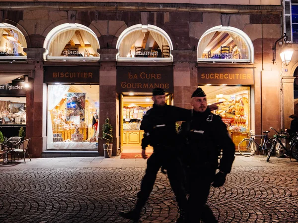 Oficiales de policía frente a la tienda de dulces La Coure Gourmande — Foto de Stock