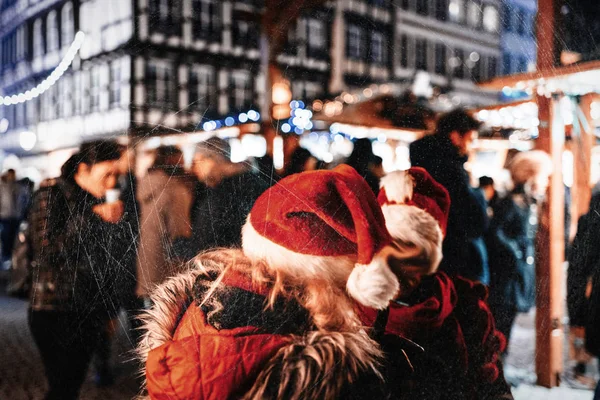 Två vuxna kvinnor som bär roliga jul hattar — Stockfoto