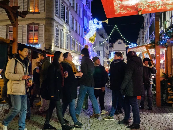 Ludzie zwiedzanie Jarmark bożonarodzeniowy w Strasburgu o zmierzchu — Zdjęcie stockowe