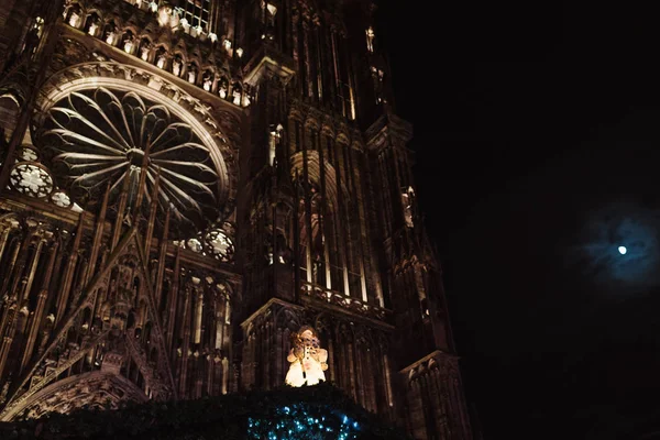 Noptre-Dame de Strasbourg cathedral and snowman toy Christmas Ma — Stock Photo, Image