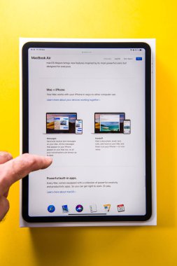 Yeni Apple bilgisayarlar adam el sarı adam içinde Pro tablet ipad