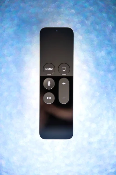 Nowy Apple Tv Remote 4k na białym tle skrzyć tło wakacje — Zdjęcie stockowe