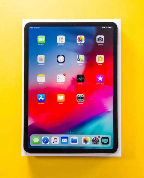 Yeni Apple bilgisayarlar Pro tablet ipad — Stok fotoğraf