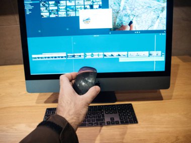 Adam tutarak fare yeni Apple imac Pro iş istasyonu banliyö 