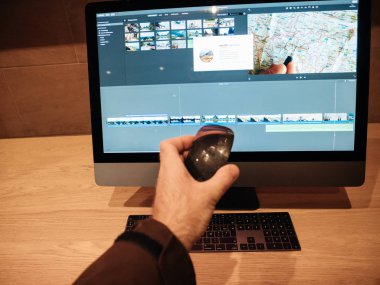 Adam tutarak fare yeni Apple imac Pro iş istasyonu banliyö 