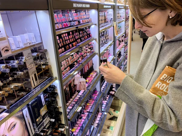 Mujer de compras en busca de lápiz labial rojo perfecto — Foto de Stock