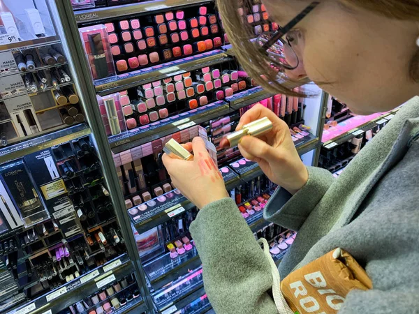 Munich Alemania Oct 2018 Mujer Comprando Tienda Cosméticos Lápiz Labial — Foto de Stock
