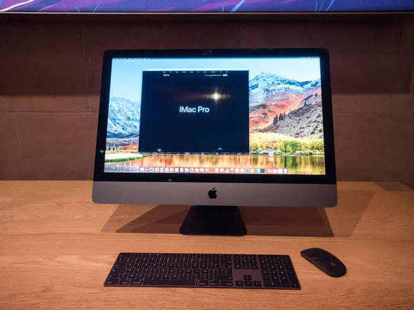 Пригородные рабочие станции Apple iMac Pro — стоковое фото