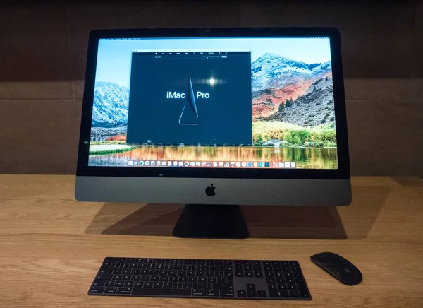 New Apple iMac Pro workstation commuter — Stock Photo, Image