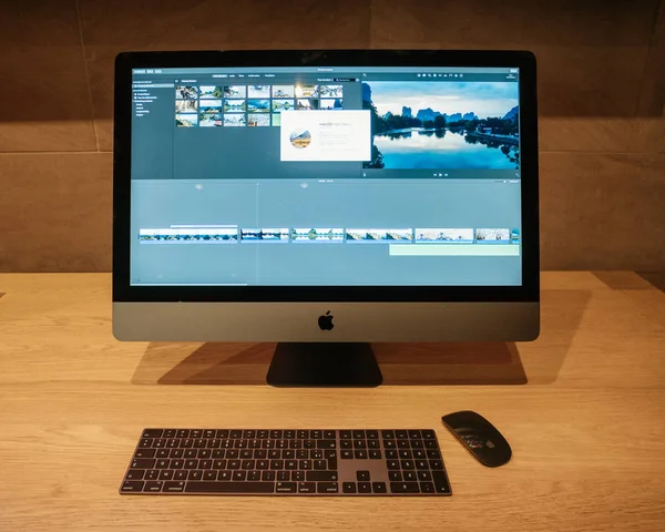 Nouveau poste de travail Apple iMac Pro banlieue — Photo