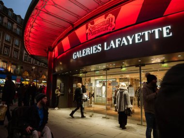 Galeries Lafayette Fransa süslenmiş Noel cephe
