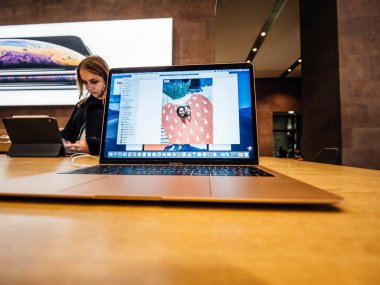 Apple Macbook Air dizüstü bilgisayar deposunda kullanan adam