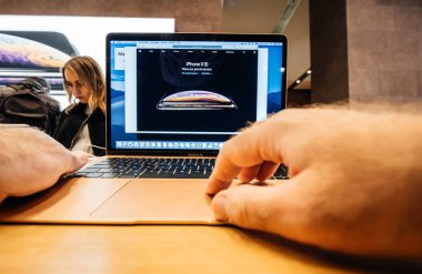 Apple Macbook Air dizüstü bilgisayar deposunda kullanan adam