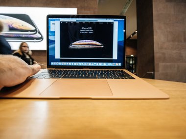 Apple Macbook Air dizüstü bilgisayar deposunda kullanan adam