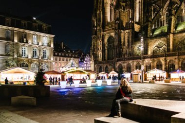 Notre-Dame de Strazburg Katedrali'ne ve Noel Pazar geceleri