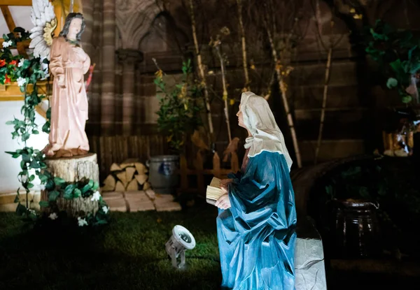 İsa'nın doğuşu yemlik sahnede Notre-Dame Katedrali — Stok fotoğraf