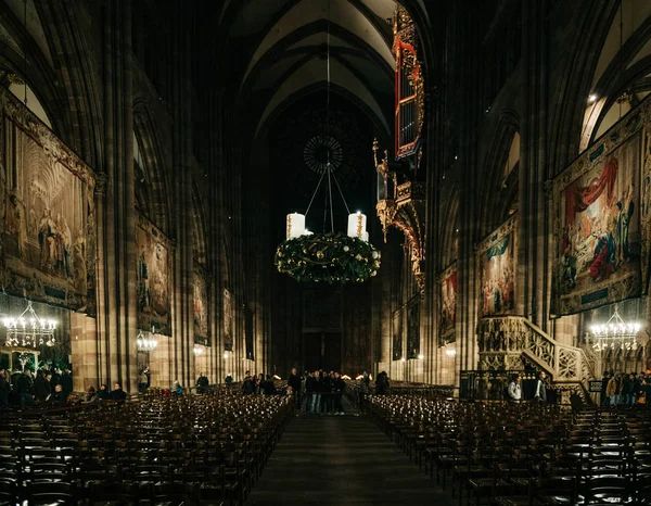 Des gens à l'intérieur de Notre-Dame admirant les scènes de Noël — Photo