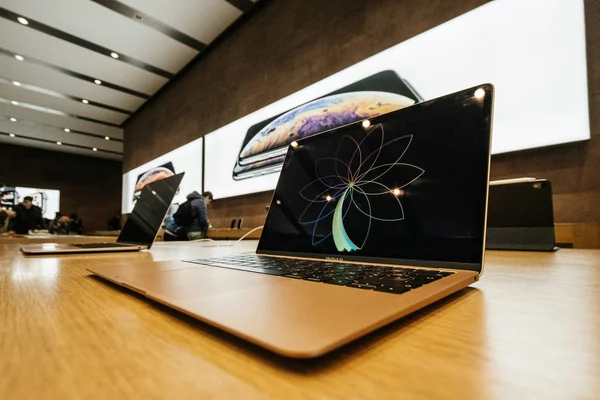 Apple Macbook Air ljus bärbar dator i Apple Store — Stockfoto