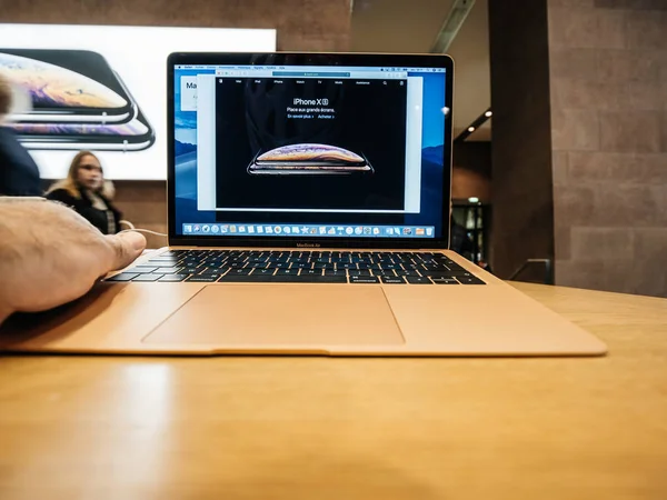 Hombre usando el portátil Apple MacBook Air en la tienda —  Fotos de Stock