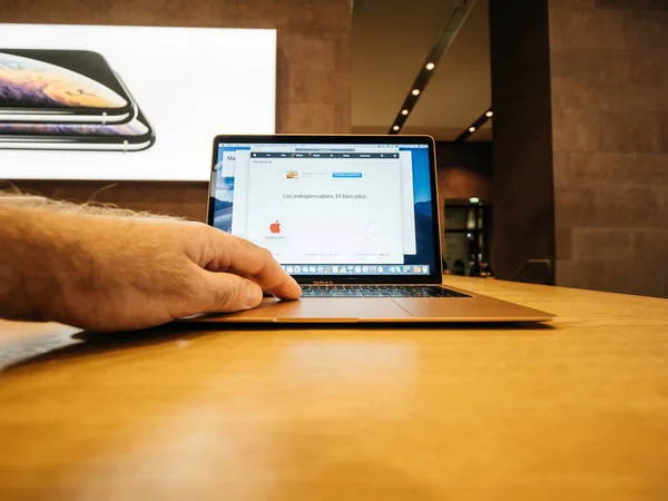 Mann mit Apple-Macbook-Air-Laptop im Geschäft — Stockfoto