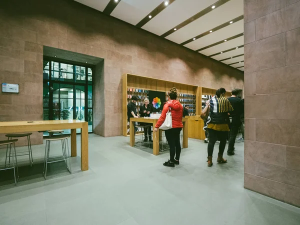 Apple Store interior with cstomers being helped by Apple Genius — Stock Photo, Image