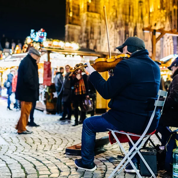 Вуличний музикант, грає скрипка на Різдвяний ярмарок — стокове фото