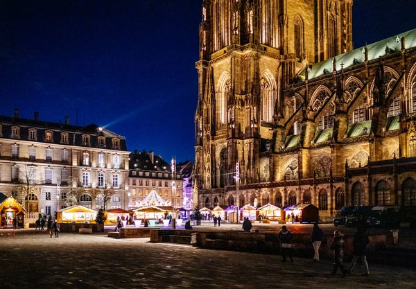 Notre-Dame de Strasbourg katedrálisa és a karácsonyi vásár éjjel — Stock Fotó