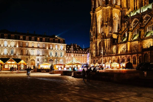 Catedral de Notre-Dame de Strasbourg e Mercado de Natal à noite — Fotografia de Stock